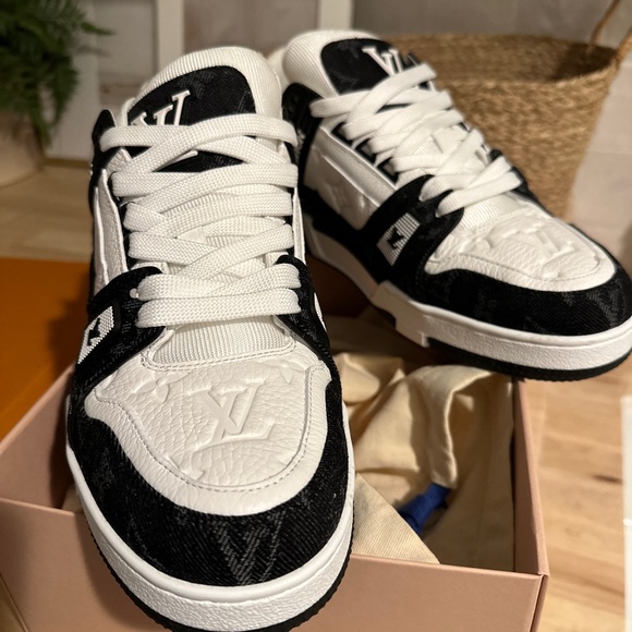 Louis Vuitton Trainer Sneaker - Picture 3 of 11